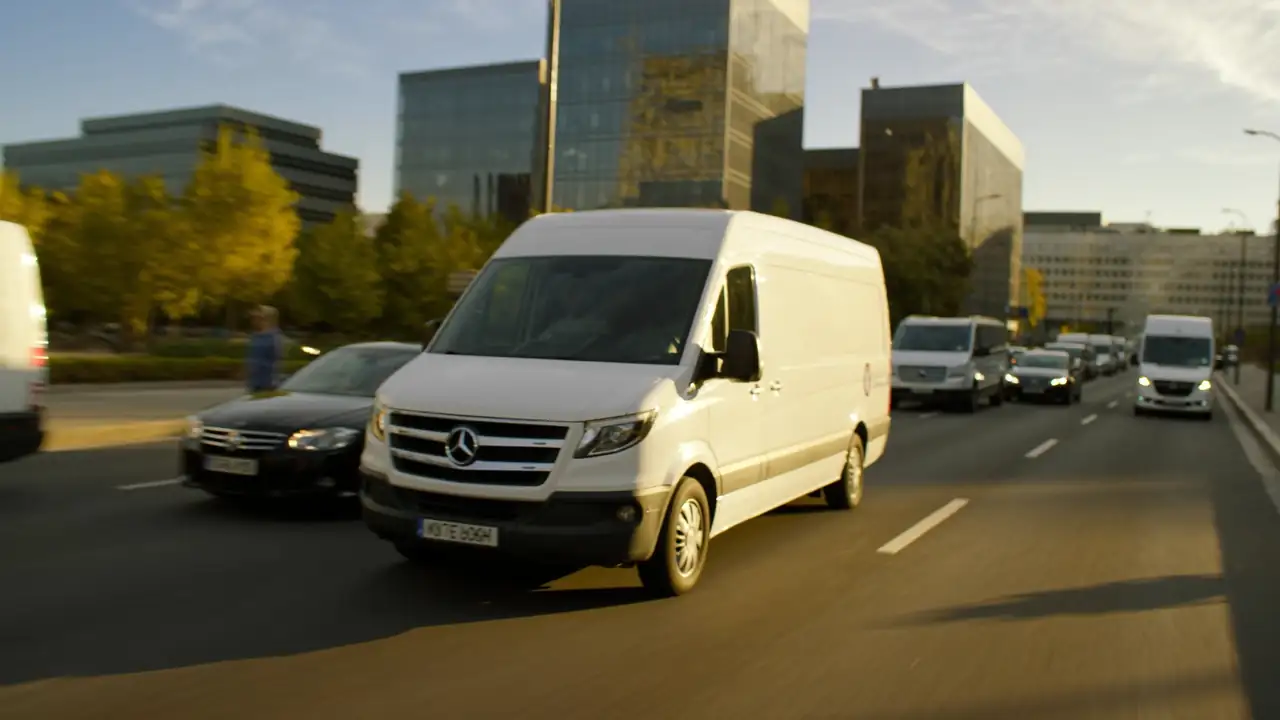 Flotte de véhicules d'entreprise assurée par Next Assurances : utilitaires, voitures et camions